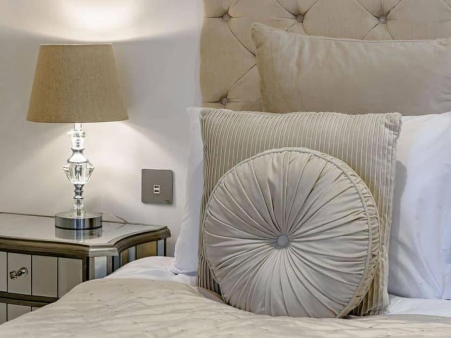 The Hideaway Luxury 5* 2 Bed Garden Apartment Скарбъро Екстериор снимка